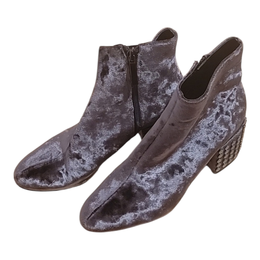 Kendall and Kylie ladies boots in beautiful soft suede . Size 6